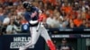 El cubano Jorge Soler, de los Bravos de Atlanta, conecta un jonrón en el primer juego de la Serie Mundial ante los Astros de Houston, el martes 26 de octubre de 2021 (AP Foto/David J. Phillip)