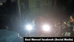 Vecinos bloquean la calle para reclamar agua en el reparto Loma Fumero, de Regla, en La Habana.