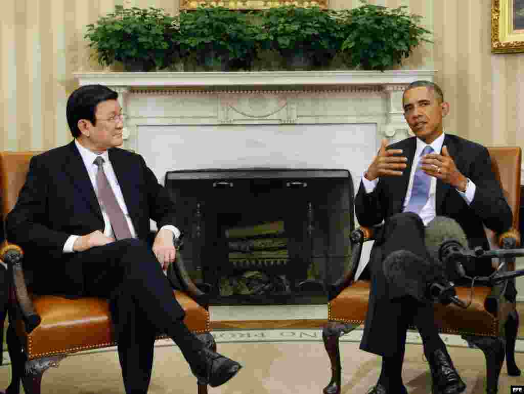 El presidente estadounidense, Barack Obama (d), conversa con el presidente de Vietnam, Truong Tan Sang, durante la reunión que mantuvieron en el Despacho Oval de la Casa Blanca, en Washington, Estados Unidos.