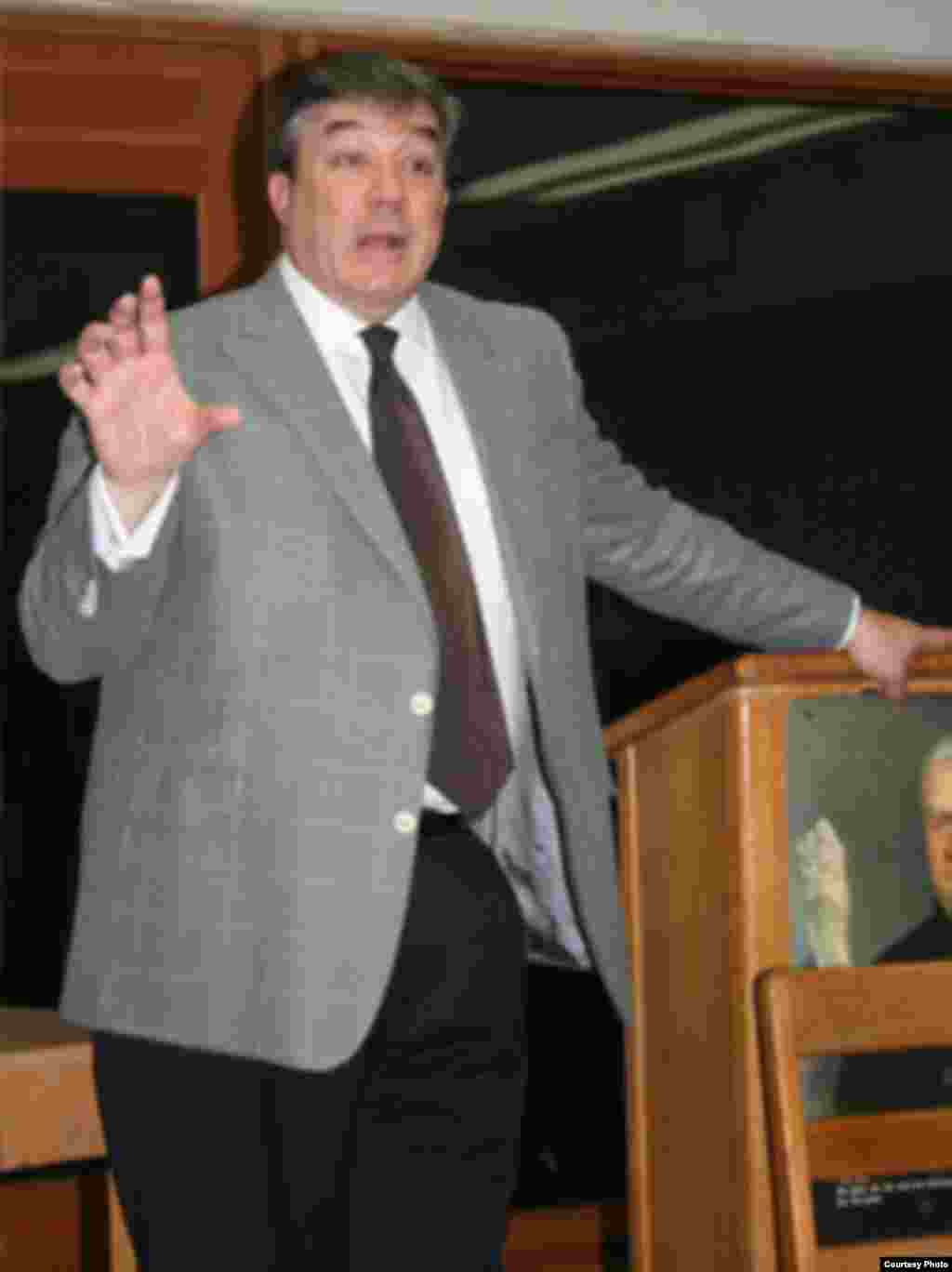 Adalberto Jordan dando una conferencia a estudiantes en Miami.