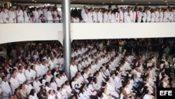 ARCHIVO. Cientos de médicos extranjeros escuchan a la presidenta brasileña, Dilma Rousseff, hablar de la contratación de dosctores para el programa Mais Médicos.