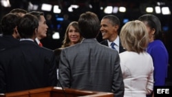 Mitt Romney (3i), y el presidente de EEUU y aspirante a la reelección, Barack Obama (3d), tras el final del debate.