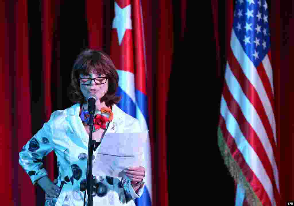 Margo Lion, copresidenta del Comité Estadounidense Presidencial para las Artes y Humanidades, pronuncia un discurso hoy, jueves 21 de abril, en La Habana (Cuba), durante el acto de clausura de la visita realizada a la isla por miembros de ese Comité.