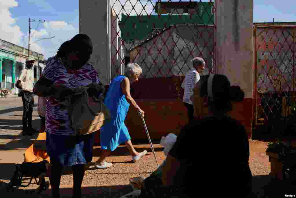 Una mujer vende especias mientras otras entran en un mercado de productos frescos, en La Habana, Cuba, 4 de septiembre de 2024. REUTERS/Norlys Pérez
