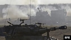 Un 155 Howeitzer israelí dispara contra la Franja de Gaza desde una localización no especificada en el sur de Israel hoy, miércoles 16 de julio de 2014.