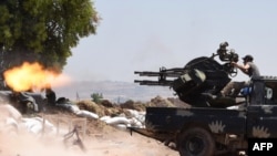 Imagen del asedio a la ciudad de Hama por tropas de Bashar al-Assad, Siria, las cuales cuentan con el apoyo de Moscú. (George Ourfalian / AFP).