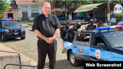 El sacerdote Edwin Román a la entrada de la iglesia San Miguel Arcángel, en la ciudad de Masaya, Nicaragua. Foto archivo VOA.