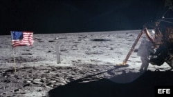 Fotografía de archivo tomada el 21 de julio de 1969 que muestra al astronauta estadounidense Neil Armstrong bajando del módulo lunar del Apolo XI en la superficie de la luna.