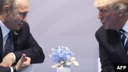 Foto tomada el 7 de julio de 2017 en Hamburgo, Alemania. Donald Trump y Vladimir Putin.