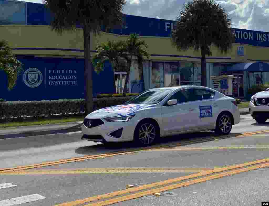 Partidarios del candidato demócrata Joe Biden desfilan por Miami.