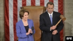 El legislador republicano John Boehner (d), sostiene el mazo del presidente de la Cámara junto a la líder de la minoría en el Parlamento, Nancy Pelosi, el 3 de enero de 2013.
