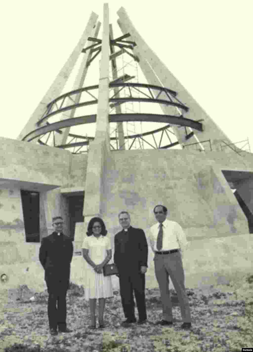 Padre Agustín Román, a la izquierda, frente al marco de concreto del Santuario de Nuestra Señora de la Caridad que se construyó en la década del 1970.