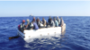 Diecisiete migrantes cubanos se sientan a bordo de un barco rústico aproximadamente a 54 millas al sur de Key West, Florida, el 18 de marzo de 2021. La tripulación del guardacostas Charles Sexton interceptó el barco rústico y repatrió a los 17 inmigrantes