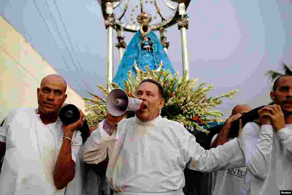Cubanos en la procesión de la Virgen de Regla, el 7 de septiembre de 2018.
