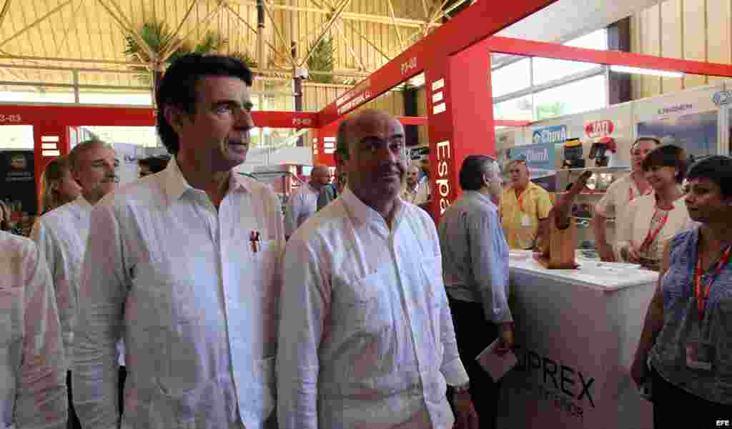 El ministro de Economía y Competitividad de España, Luis De Guindos (d), y el de Industria, Energía y Turismo, José Manuel Soria (i) recorren el pabellón de España el lunes 02 de noviembre de 2015.