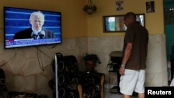 Un cubano sigue en la televisión, en La Habana, el primer discurso de Biden como presidente. REUTERS/Stringer