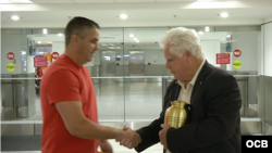 Rafael Arturo Fortuny, sobrino del fallecido, entregó los restos a Jesús Díaz.