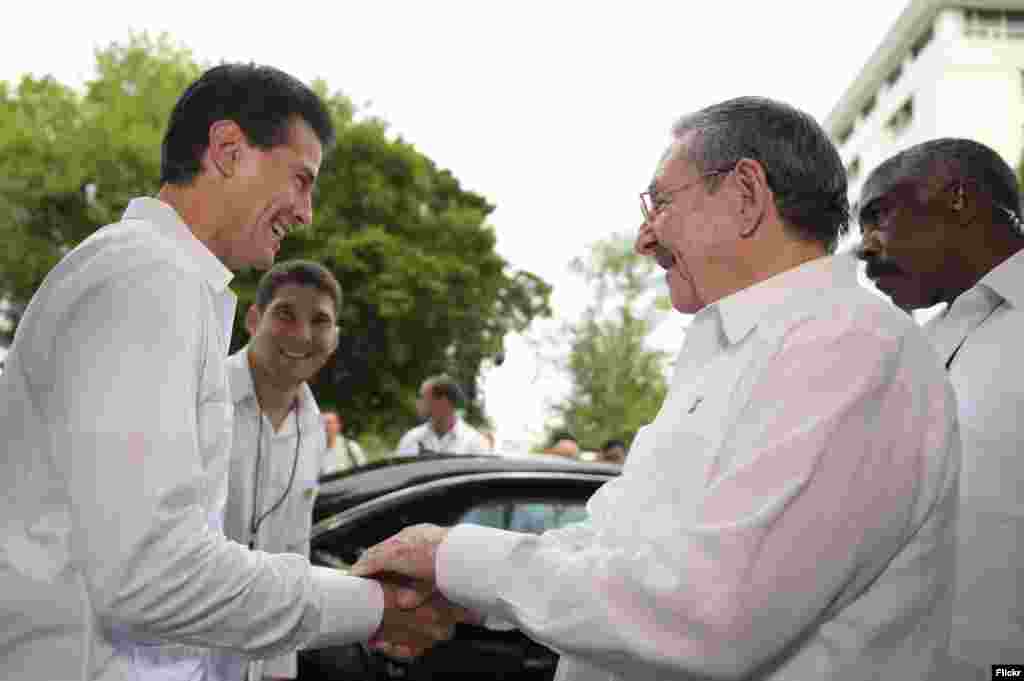 El presidente de México Enrique Peña Nieto (i) y su homólogo cubano, Raúl Castro (2d), se saludan hoy, viernes 6 de noviembre de 2015, tras una rueda de prensa conjunta.