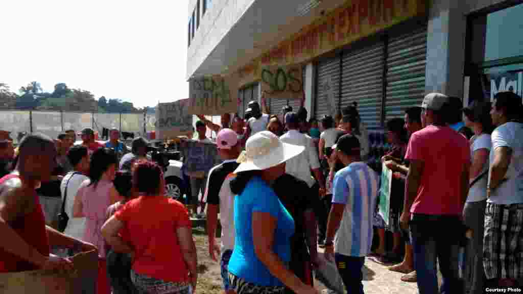 Migrantes cubanos en Panamá, que no fueron incluidos en los vuelos hacia México y otros que llegaron con posterioridad, buscan respuesta a su situación migratoria.