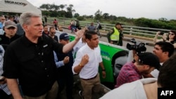 El legislador estadounidense Kevin McCarthy durante su visita a la frontera venezolana, en Cúcuta, Colombia.
