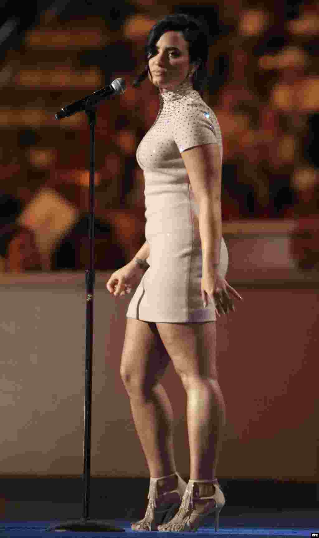 La cantante estadounidense Demi Lovato se presenta durante la primera jornada de la Convención Nacional Demócrata 2016 hoy, 25 de julio de 2016, en el Wells Fargo Center de Filadelfia, Pensilvania. EFE/TANNEN MAURY