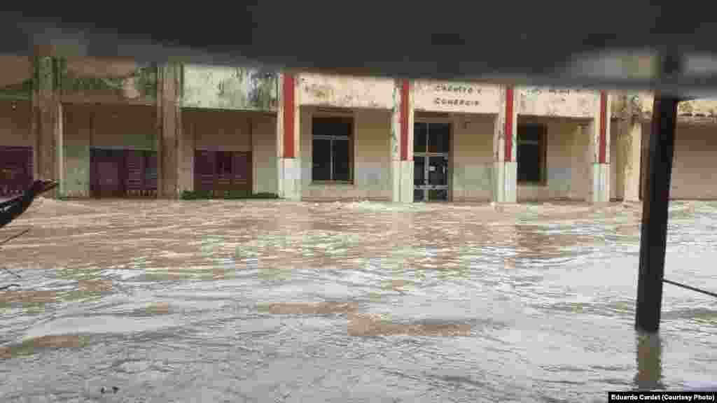 El río se desbordó y penetró en el poblado holguinero.