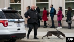 Chequeo de seguridad a la entrada de la corte federal de Brooklyn, donde se celebra juicio al narco mexicano Joaquín "El Chapo" Guzmán.