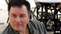 El escritor chileno Roberto Ampuero.