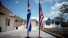 Banderas de Cuba y EEUU en el Museo Ernest Hemingway, en La Habana.
