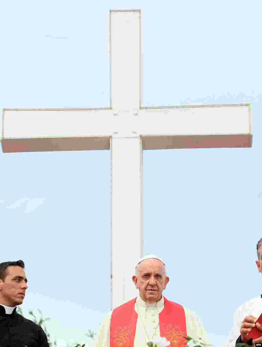 El pontífice arribó a la loma en su "papa-móvil" y fue recibido por un coro de niños, a quienes felicitó y pidió que rezaran por él, luego de orar y bendecir a esta ciudad del oriente de Cuba.