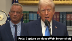 Trump habló desde la Sala Roosevelt de la Casa Blanca, acompañado por el secretario de Salud y Servicios Humanos, Robert F. Kennedy, Jr.