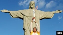 Isabel Barroso Salgado lleva la antorcha olímpica hoy, viernes 5 de agosto de 2016, en el Cristo Redentor, en Río de Janeiro (Brasil).