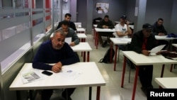 Un gruppo de refugiados recibe ayuda en España. Foto Archivo REUTERS/Sergio Perez