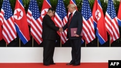 El apretón de mano Kim Jong Un y Donald Trump.