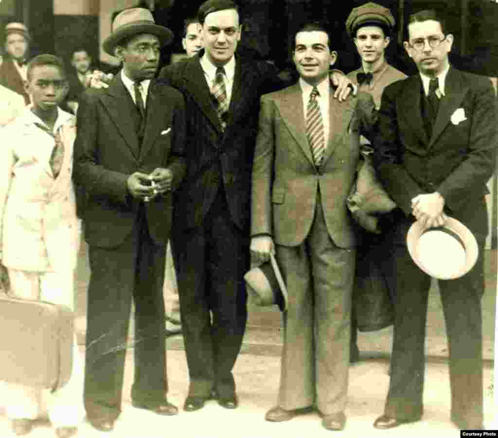 De der. a izq. El represante artístico Roberto Rodríguez, el cantante Paco Menen, Ernesto Lecuona y el violinista Virgilio Diago junto a su hijo.