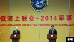 Archivo - Vladimir Putin (c) y su homólogo chino Xi Jinping (d) en rueda de prensa tras su visita a la base naval de Usun, Shanghai, China.