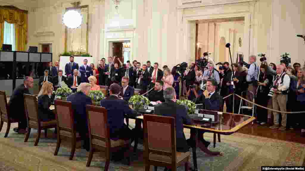 La reunión multilateral entre el presidente Donald Trump, el mandatario ucraniano Volodymyr Zelenskyy y otros líderes europeos.