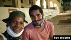 De izq. a derecha, el rapero Maykel Osorbo y el artista Otero Alcántara.