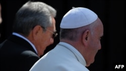 El Papa Francisco junto a Raúl Castro, en La Habana el 12 febrero de 2016.