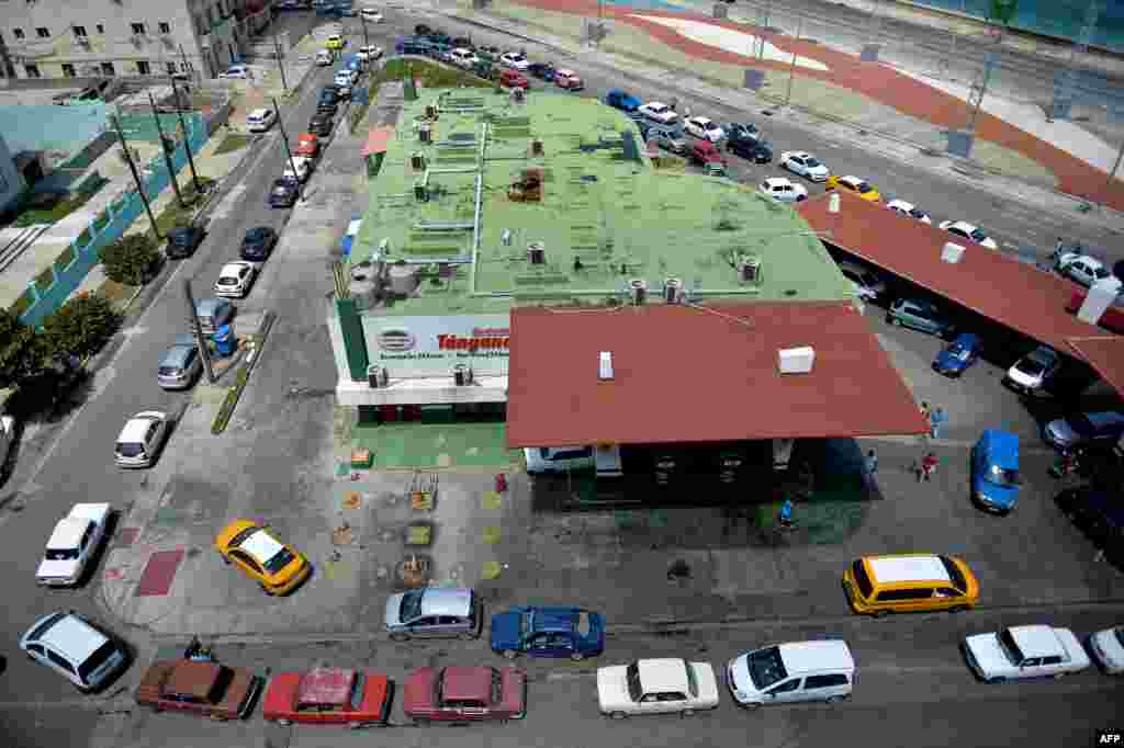 La cola de la gasolina en un servicentro. AFP/ Yamil Lage.