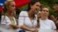 La dirigente opositora María Corina Machado (c), junto a un grupo de manifestantes opositores al gobierno del presidente venezolano Nicolás Maduro.