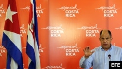 Luis Guillermo Solís pronuncia un discurso durante la inauguración de un foro empresarial en La Habana (Cuba).