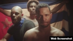 De izq. a der. El Funky y los presos políticos Luis Manuel Otero Alcántara y Maykel Osorbo en una escena del video de ¨Patria y Vida¨. La canción se convirtió en el himno de las protestas más grandes que se han visto en la isla contra el régimen comunista.