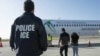 ARCHIVO. Inmigrantes regresan a su país de origen en una de las Operaciones Aéreas de ICE.