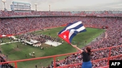 Miles de exiliados cubanos recordaron a las víctimas del Derribo de las Avionetas en el estadio Orange Bowl en Miami el 2 de marzo de 1996.