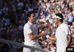 Raonic y Federer se saludan tras finalizar el partido de cuartos de final en Wimbledon.