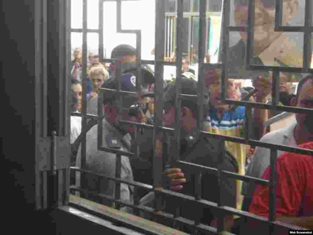 La foto de un acto de repudio  a Yiorvis Bravo fue publicada en twitpic por le propio joven mientras las turbas le proferían insultos desde la calle en la ciudad de Camagüey.iorvis Bra o