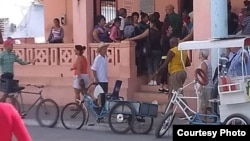 Un grupo de cubanos espera para comprar medicinas en una farmacia del pueblo de San Juan y Martínez, en Pinar del Río. (Foto tomada del Facebook de Michael Valladares)