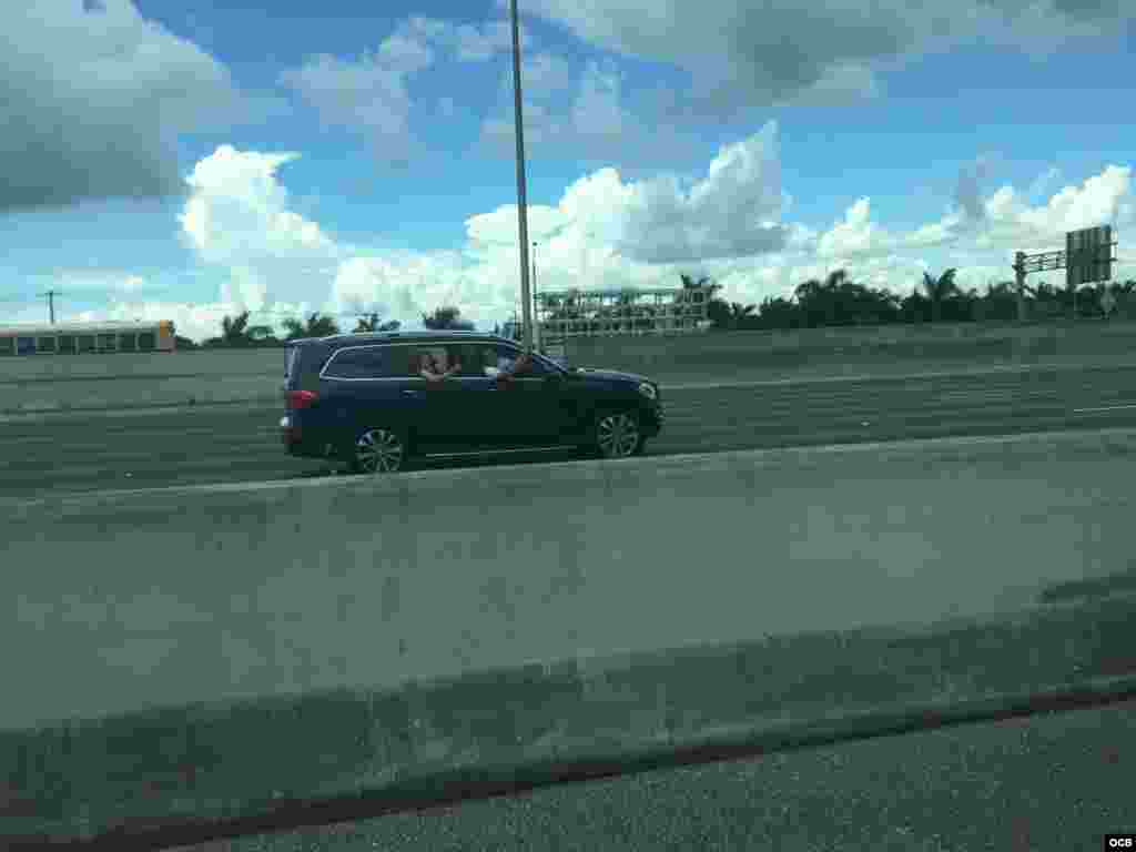 Celulares en mano, los que viajan en la caravana toman fotos y videos.