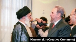 Ali Jamenei y Fidel Castro, en Teherán, el 9 de mayo de 2001.